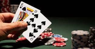 Antarmuka aplikasi nagitatogel menampilkan pilihan permainan football, live dealer, dan slot